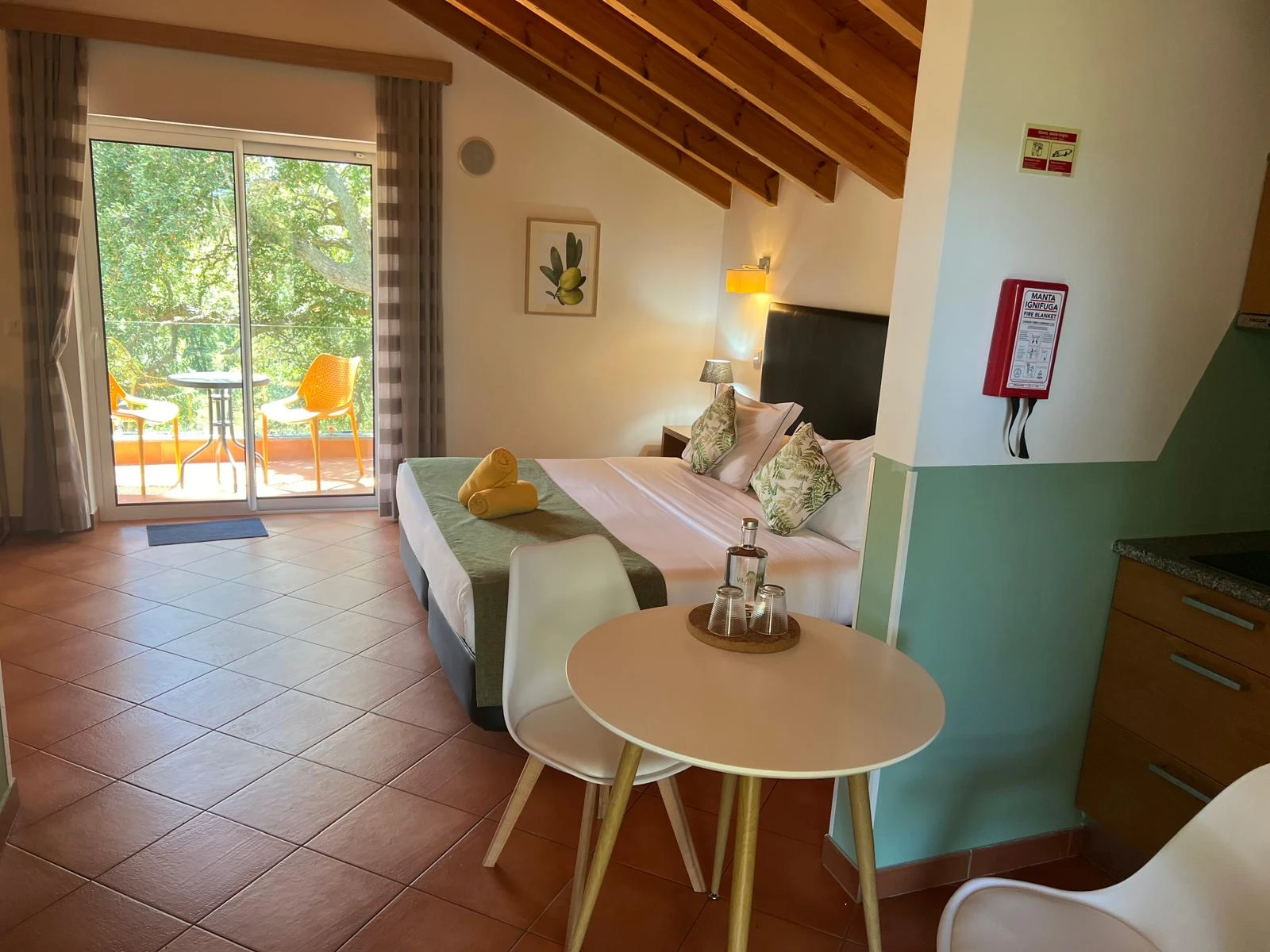 VilaFoia studio with seating area and kitchenette