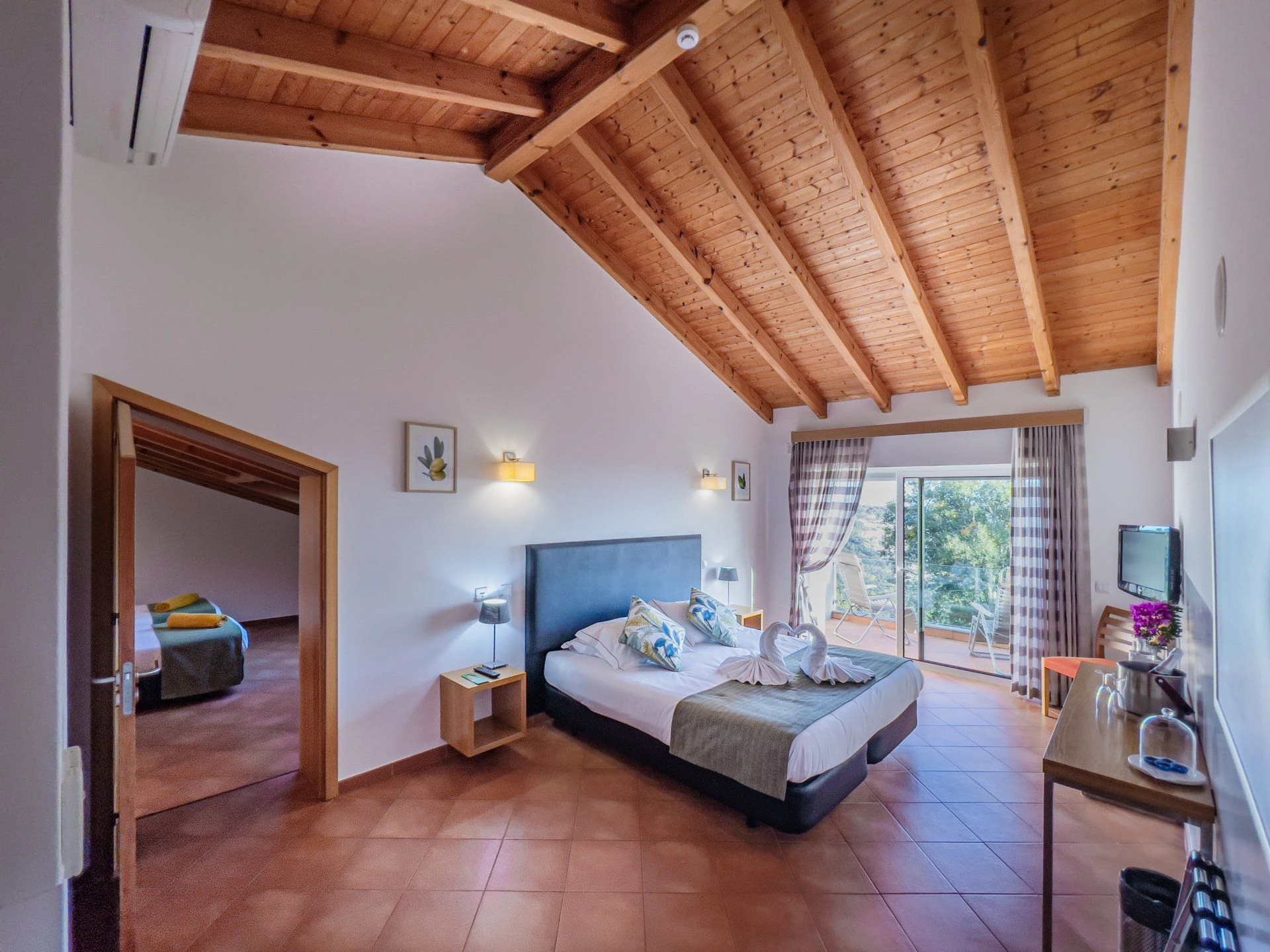 Family room for four guests at VilaFoia
